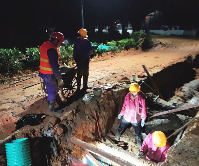 （修圖）項目夜間冒雨施工.jpg